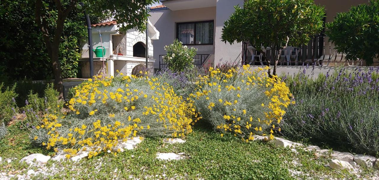 Holiday Home Ruzmarin Trogir Exterior foto